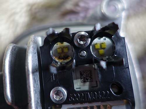 デイライト導光用のアクリルがLEDの発熱によって焼損している状態