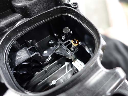 デイライト導光用のアクリルがLEDの発熱によって焼損している状態