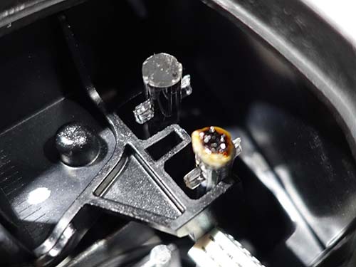 LEDの発熱によってアクリル導光部が溶解・変色する