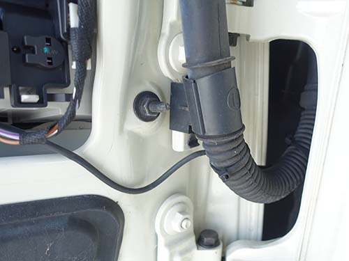 既設のドライブレコーダーは適切とは言えない配線処理