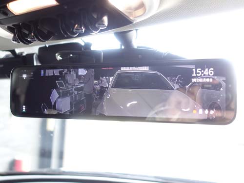 リアカメラ映像をミラーに映すことで、荷物や同乗者の影響を受けず後方確認が可能