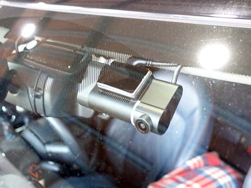 フロント・リア・室内の3カメラ構成となるモデル