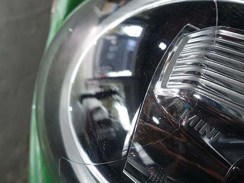 ヘッドライトレンズに僅かなクラックが発生している状態