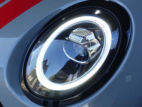 飛び石や紫外線からレンズを守るだけでなく、引き締まった印象へと変化