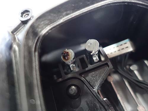 アクリル部分の焼損しているところを削り落とし・磨き処理