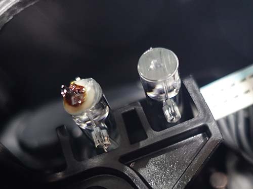 アクリル部分の焼損しているところを削り落とし・磨き処理