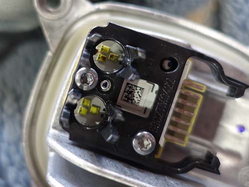 助手席側のLEDモジュールをBMW純正の新品に交換
