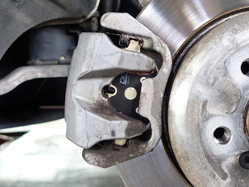 低ダストのDIXCEL製ブレーキパッド(typeM)を前後セットで装着