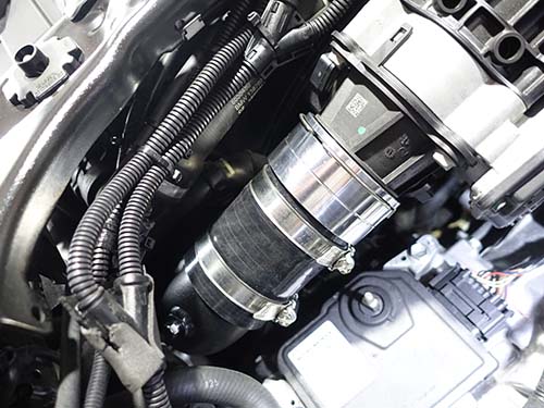 純正パイプと比較して耐久性に優れ、ターボシステムの効率を向上