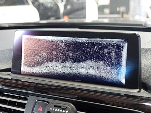 気泡が入ってしまい見づらくなったモニター