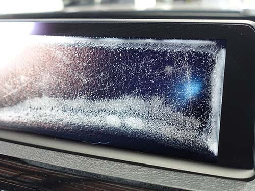 モニターに気泡やクラック