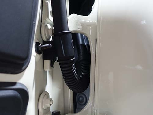 F54 は独特なスプリットドア構造を採用しているため、リアカメラの配線ルートに高い専門技術が必要