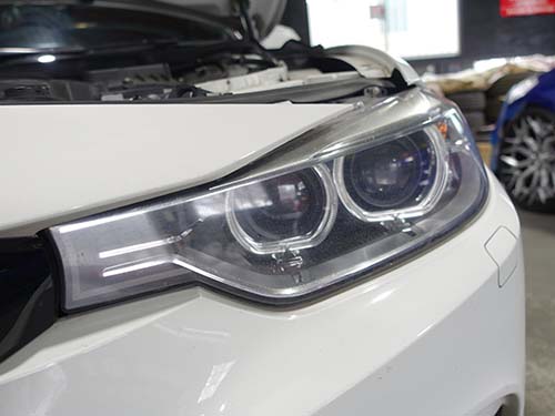 ヘッドライトは経年変化によってレンズの白濁やひび割れ（クラック）が発生する