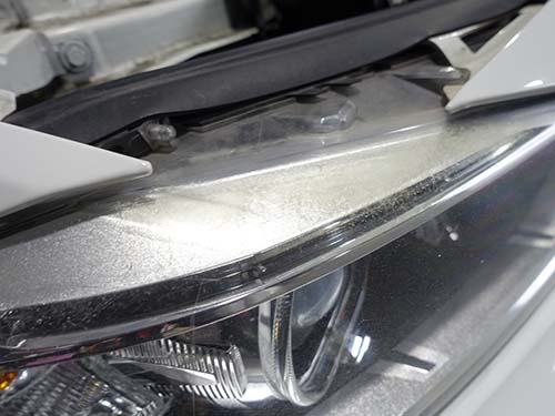 ヘッドライトは経年変化によってレンズの白濁やひび割れ（クラック）が発生する