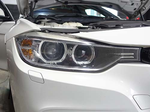 ヘッドライトは経年変化によってレンズの白濁やひび割れ（クラック）が発生する