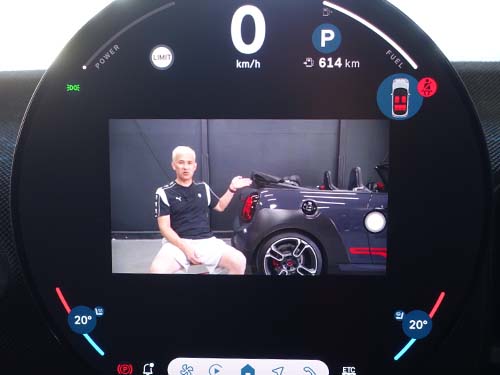 YOUTUBEなどの動画アプリを純正ディスプレイ上で操作