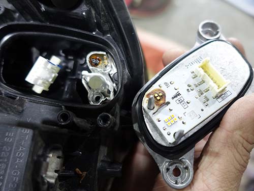 LEDモジュールの基板にもアクリルが溶けて茶色く付着