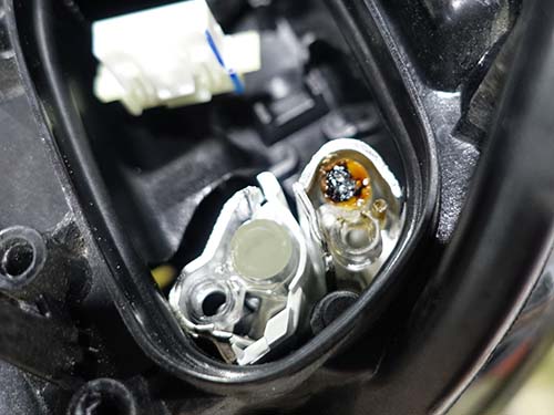 アクリルが茶色くひどく焼損