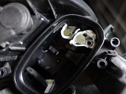 茶色くなったアクリルを削り落としてリペア作業