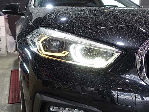 運転席側の外側のデイライトが茶色く暗くなる症状