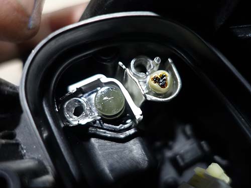 LEDが発する熱が長時間アクリル部分に伝わり続けることで溶解・変色が起こる構造的な問題