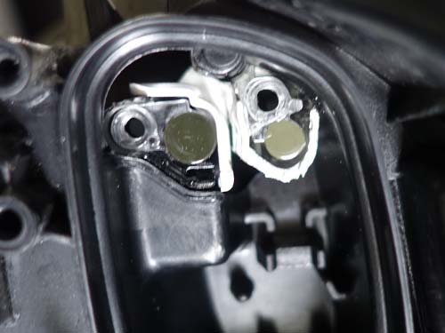 溶解・変色したアクリル部分を専用ツールで削り落とし研磨