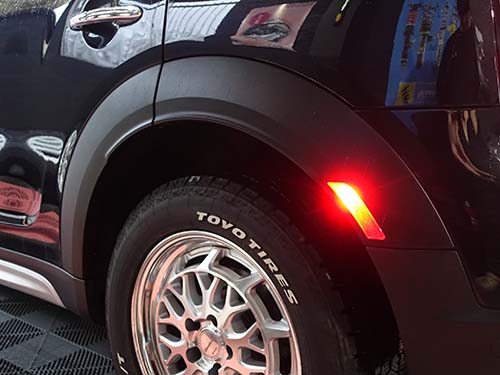 各サイドマーカーが点灯するよう配線作業