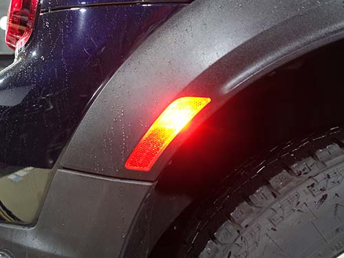 フロントがオレンジ色、リアがレッドに発光するLEDサイドマーカー