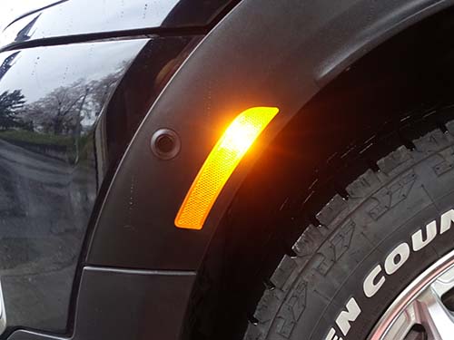 フロントがオレンジ色、リアがレッドに発光するLEDサイドマーカー