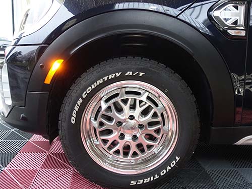 各サイドマーカーが点灯するよう配線作業