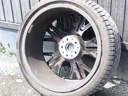 純正パッドのままでは洗車後数日でアルミホイールが黒く汚れる