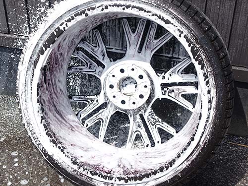 ホイール裏側のブレーキダストを専用クリーナーで洗浄