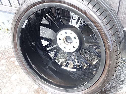 ホイール裏側のブレーキダストを専用クリーナーで洗浄