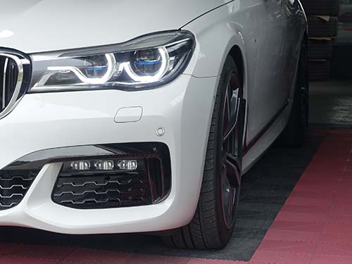 ワイドなスタンスを実現