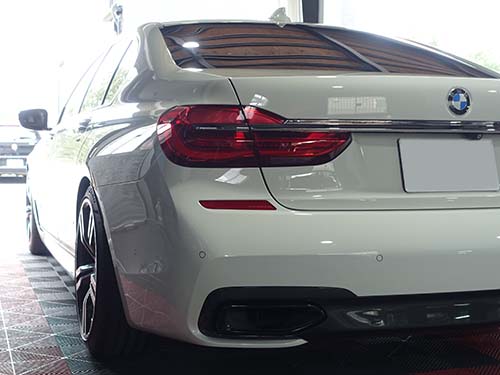 ワイド＆ローなフォルムへ変化させ視覚的な重厚感・スポーティさを引き出す