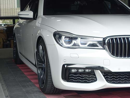 ワイド＆ローなフォルムへ変化させ視覚的な重厚感・スポーティさを引き出す