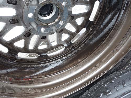 ホイール裏側を専用クリーナーで徹底洗浄