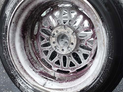 ホイール裏側を専用クリーナーで徹底洗浄