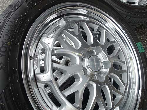 ホイール裏側を専用クリーナーで徹底洗浄