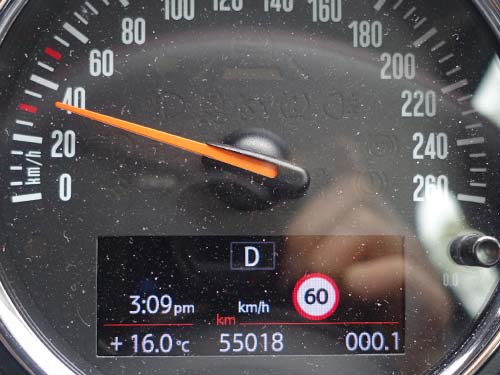 制限速度をヘッドアップディスプレイやメーターパネルに表示