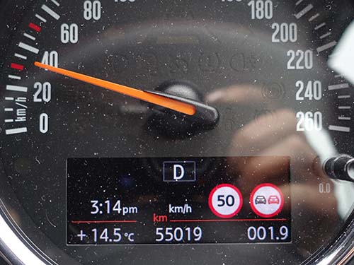 制限速度をヘッドアップディスプレイやメーターパネルに表示