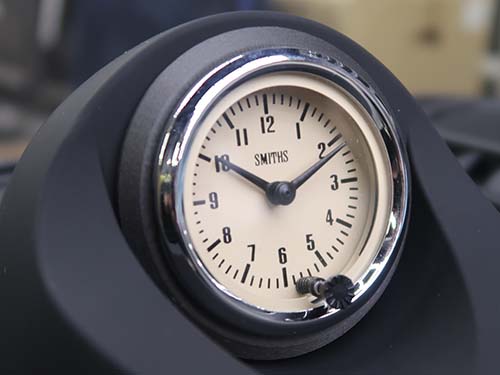 SMITHS製アナログクロックで、クラシックな魅力をプラス