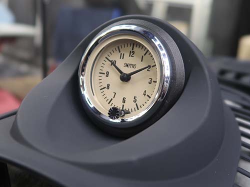 ローバーミニの伝統を感じさせるアナログデザイン