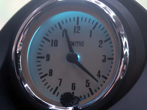 ライト点灯時に発光するバックライトカラーはブルーを選択