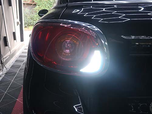 純正の黄色味のある光から、白くシャープな光へ変化