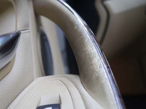 アイボリーの内装が黒ずみ