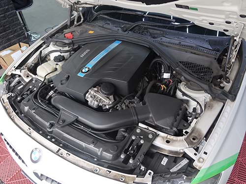 エンジンルームにホコリやグリス汚れが蓄積