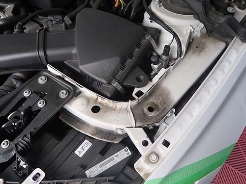 エンジンルームにホコリやグリス汚れが蓄積