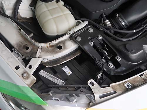 エンジンルームにホコリやグリス汚れが蓄積