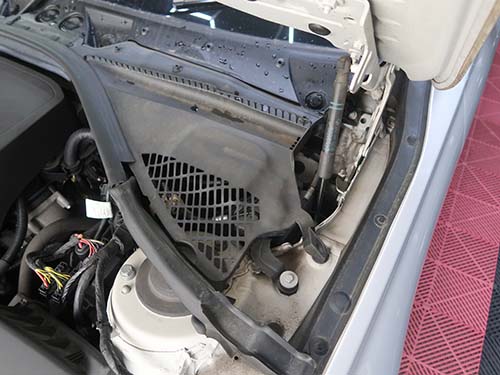 エンジンルームにホコリやグリス汚れが蓄積